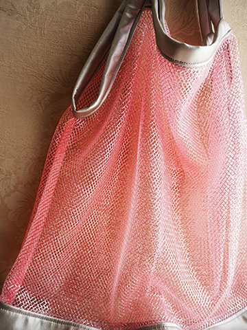 ブリリアントピンクのメッシュバッグ