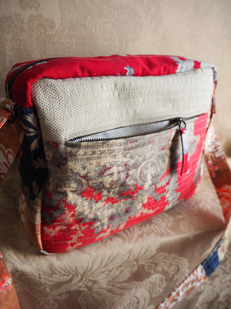 ヴィンテージプリントのキルティングショルダーバッグ