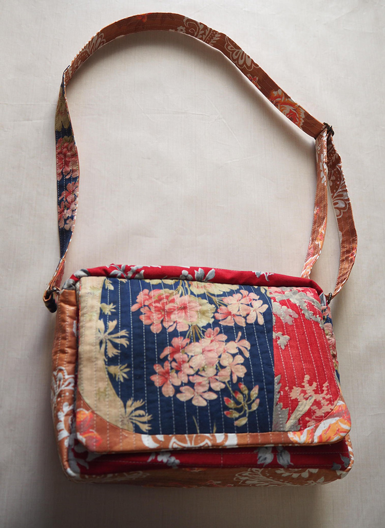 ヴィンテージプリントのキルティングショルダーバッグ